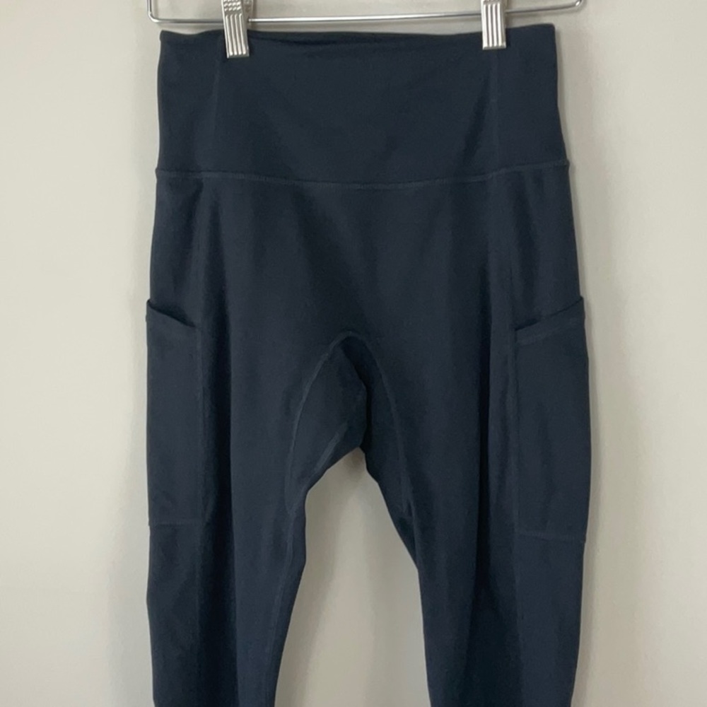 Free People black cropped leggings with scrunch bottom - Picture 2 of 7